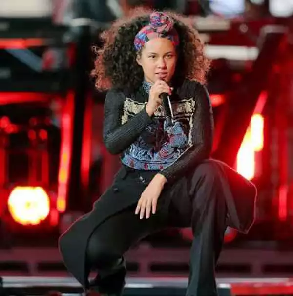 Fresh faced Alicia Keys performs on stage looking like a teenager (photos)